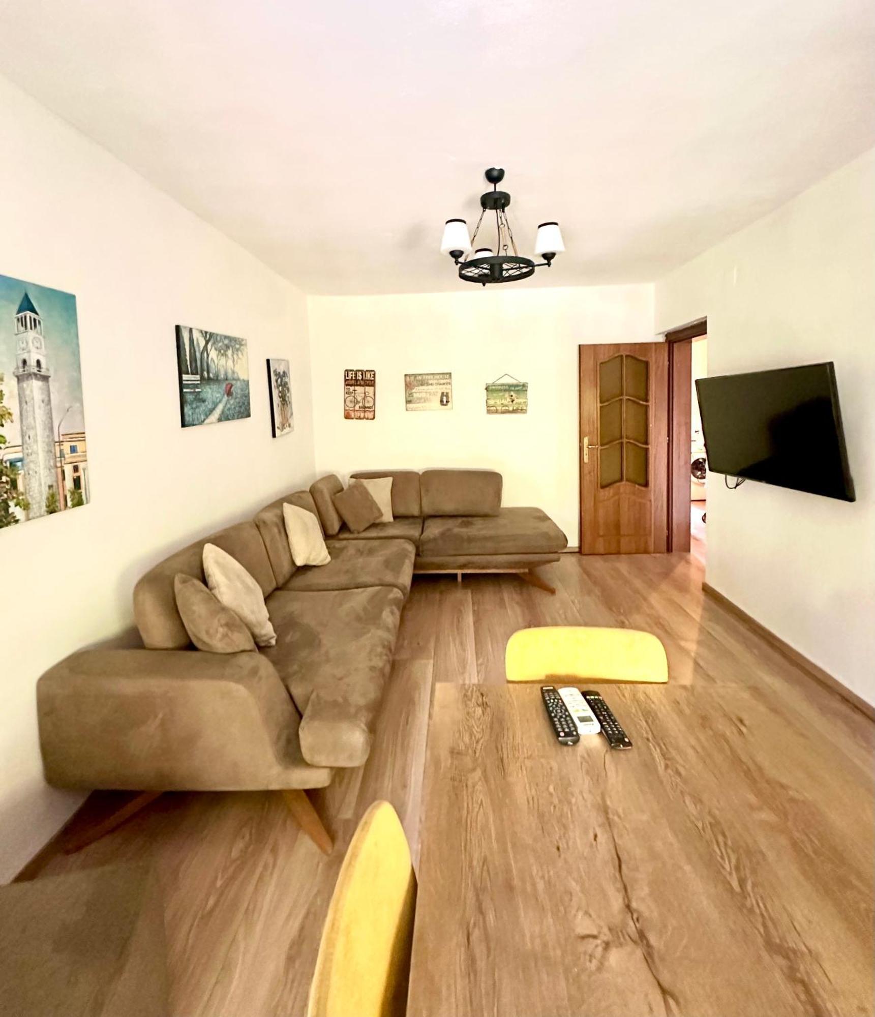 Apartament Gilbert's Bright & Cozy Near Center Tirana